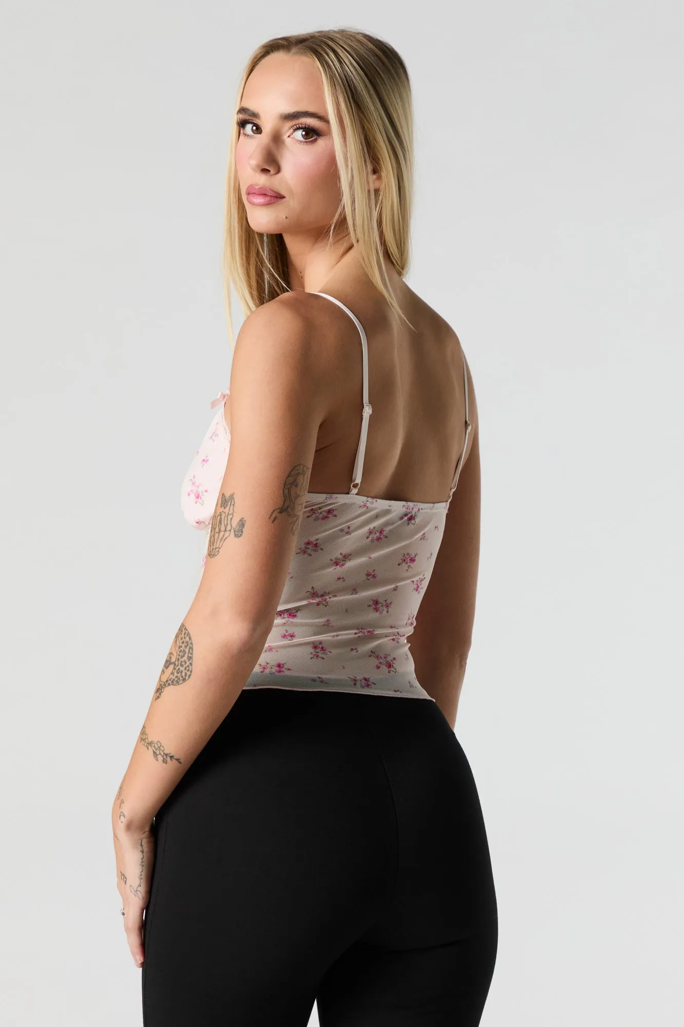 Camisole en filet fleuri avec liséré de dentelle