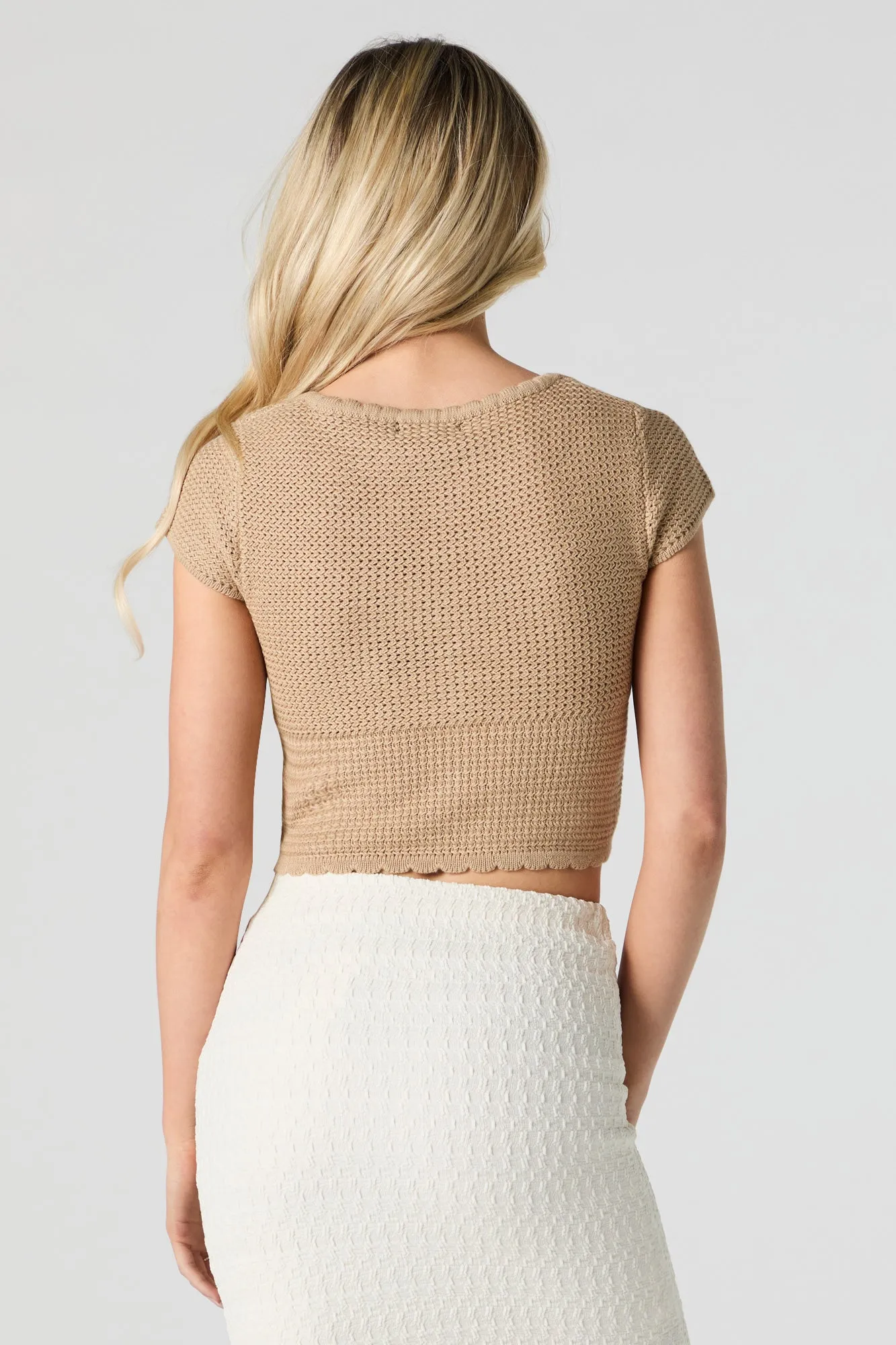 Haut boutonné court en tricot festonné