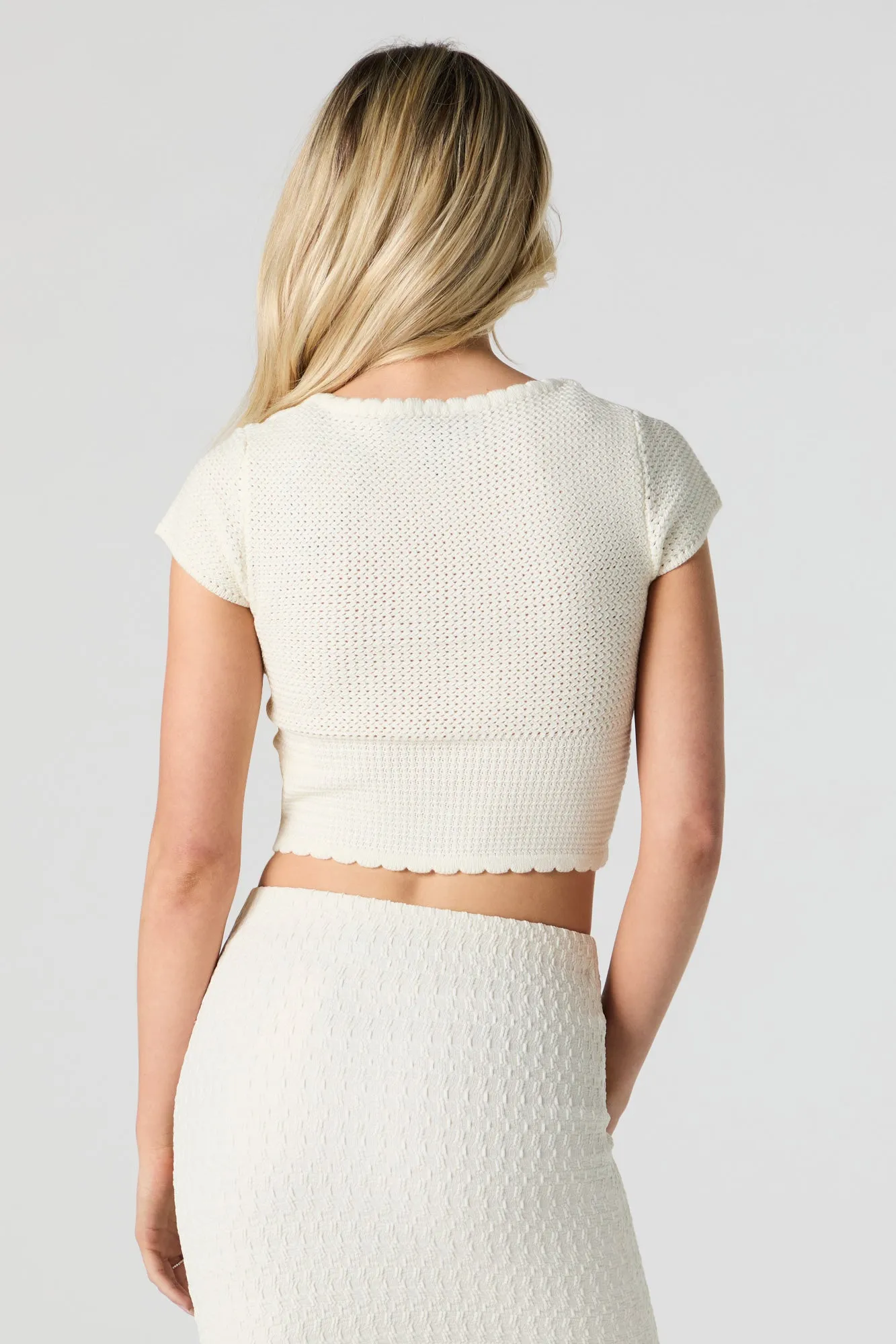 Haut boutonné court en tricot festonné