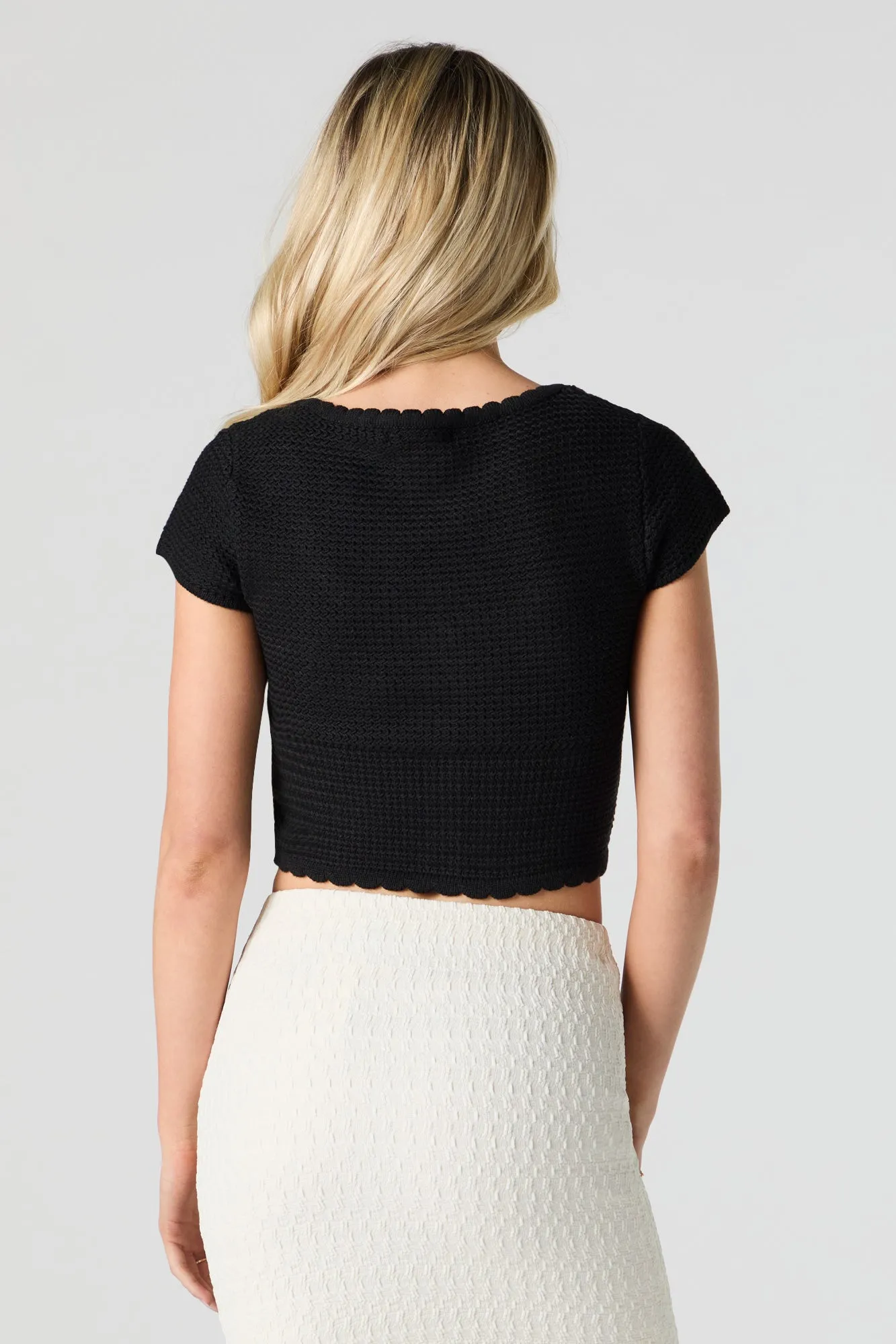 Haut boutonné court en tricot festonné