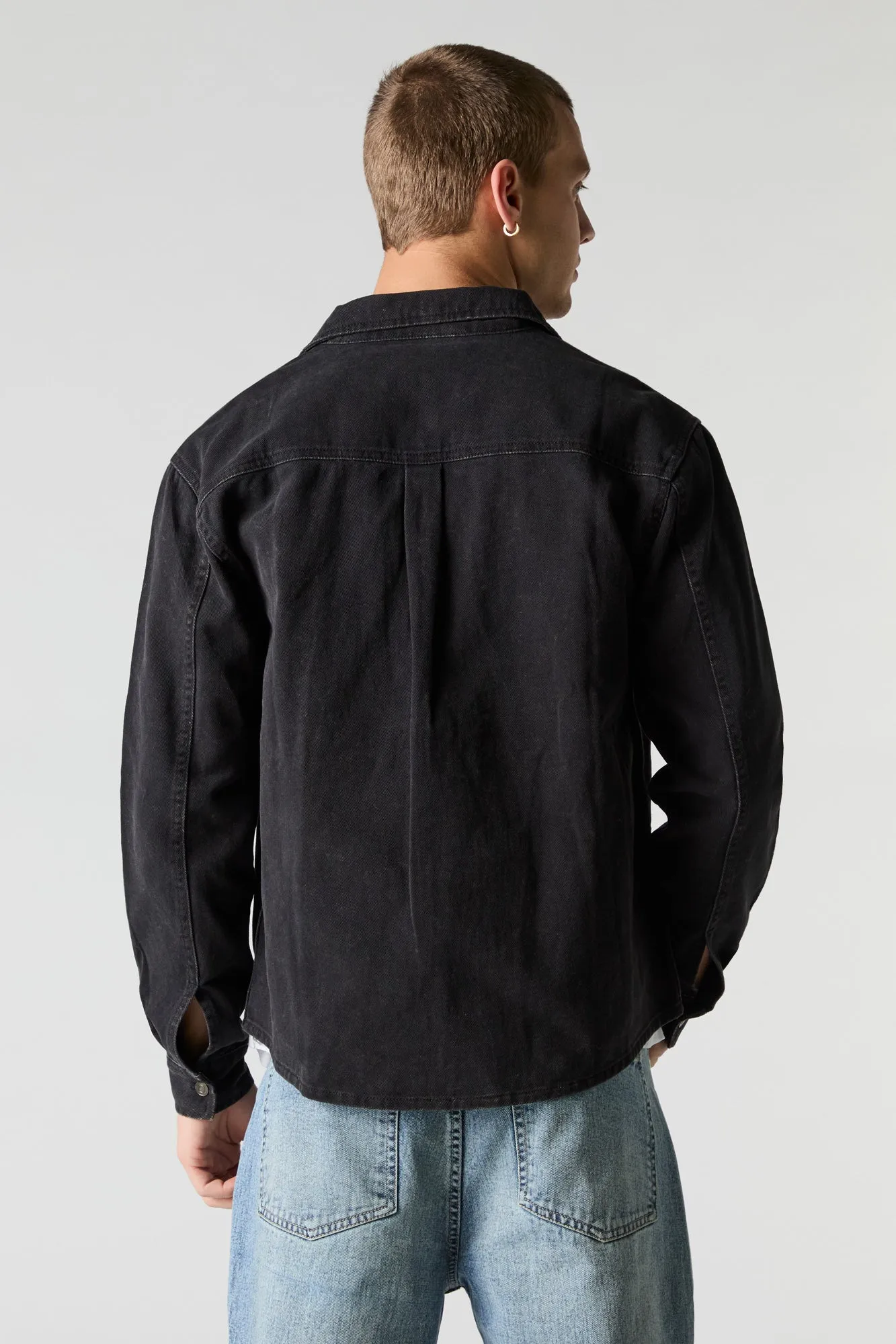 Haut boutonné en denim délavé avec col
