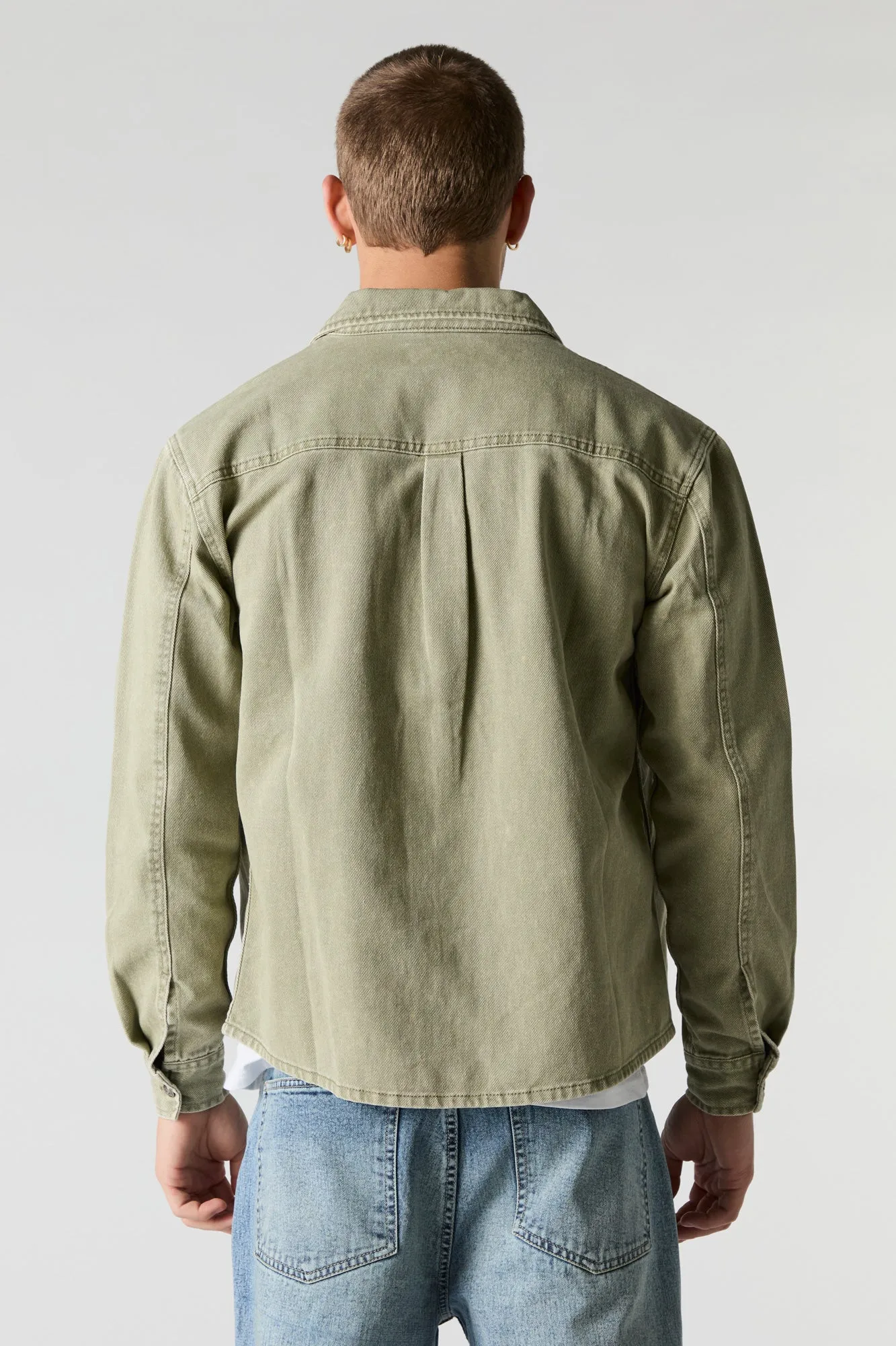 Haut boutonné en denim délavé avec col