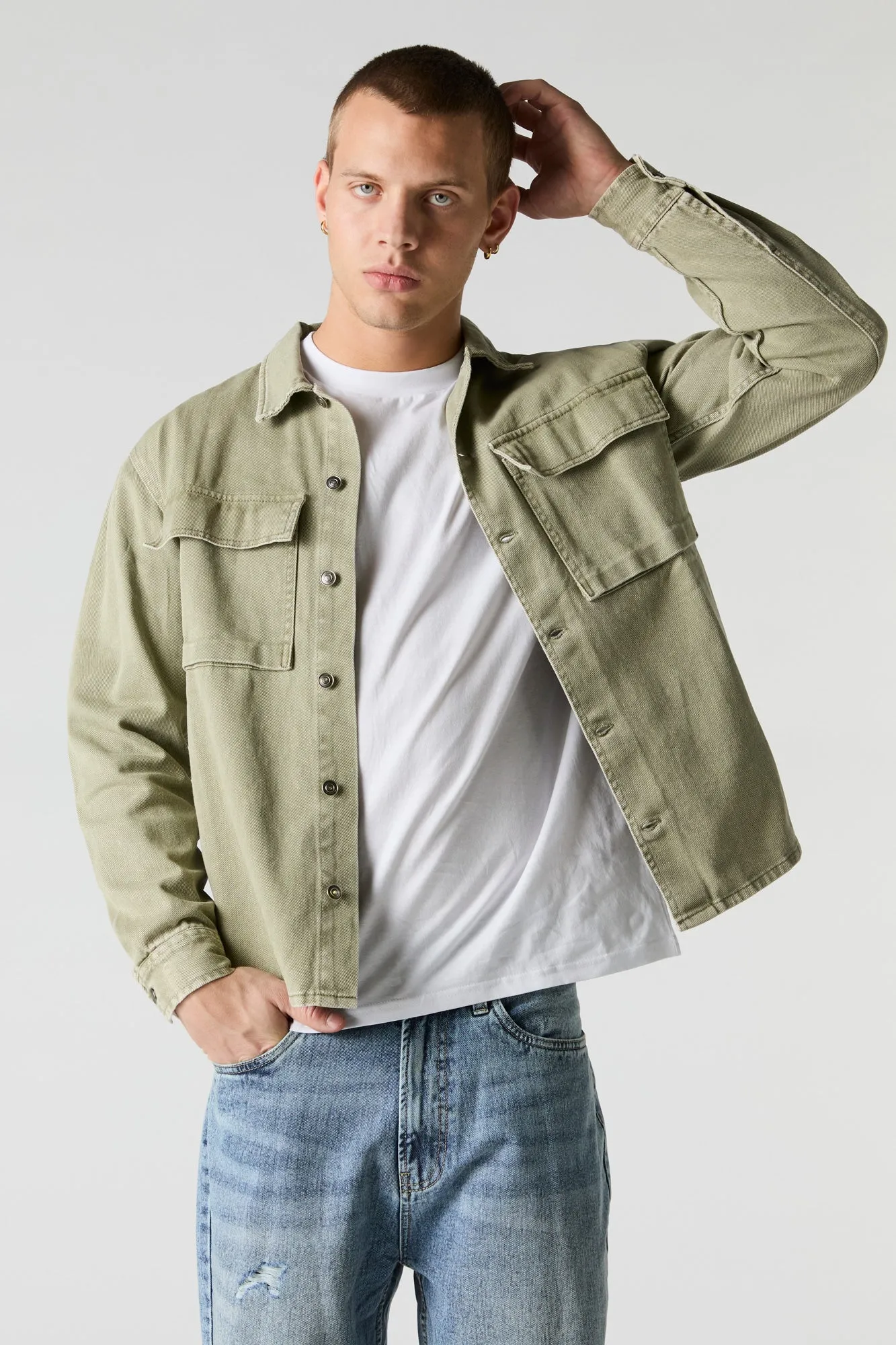 Haut boutonné en denim délavé avec col
