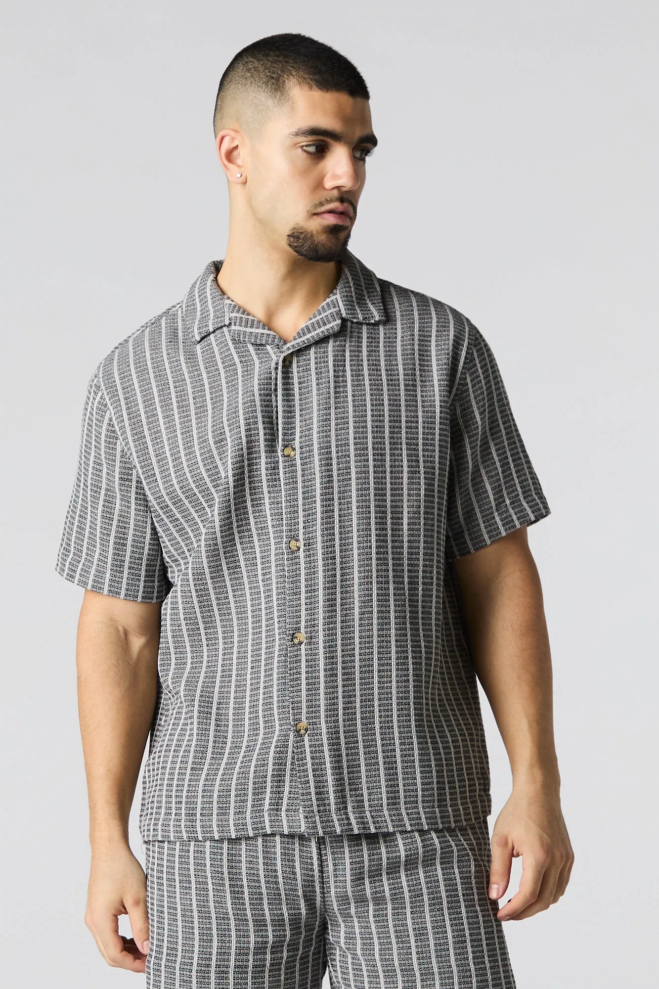 Haut boutonné en tricot texturé rayé