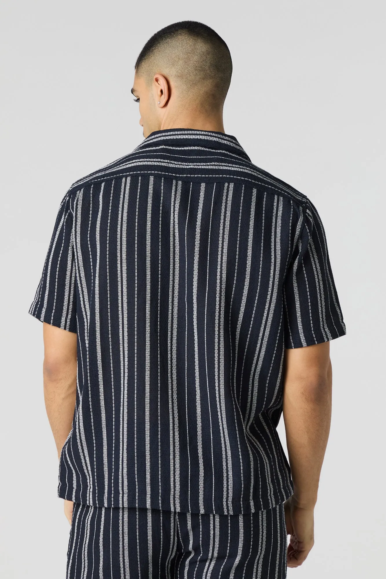 Haut boutonné en tricot texturé rayé
