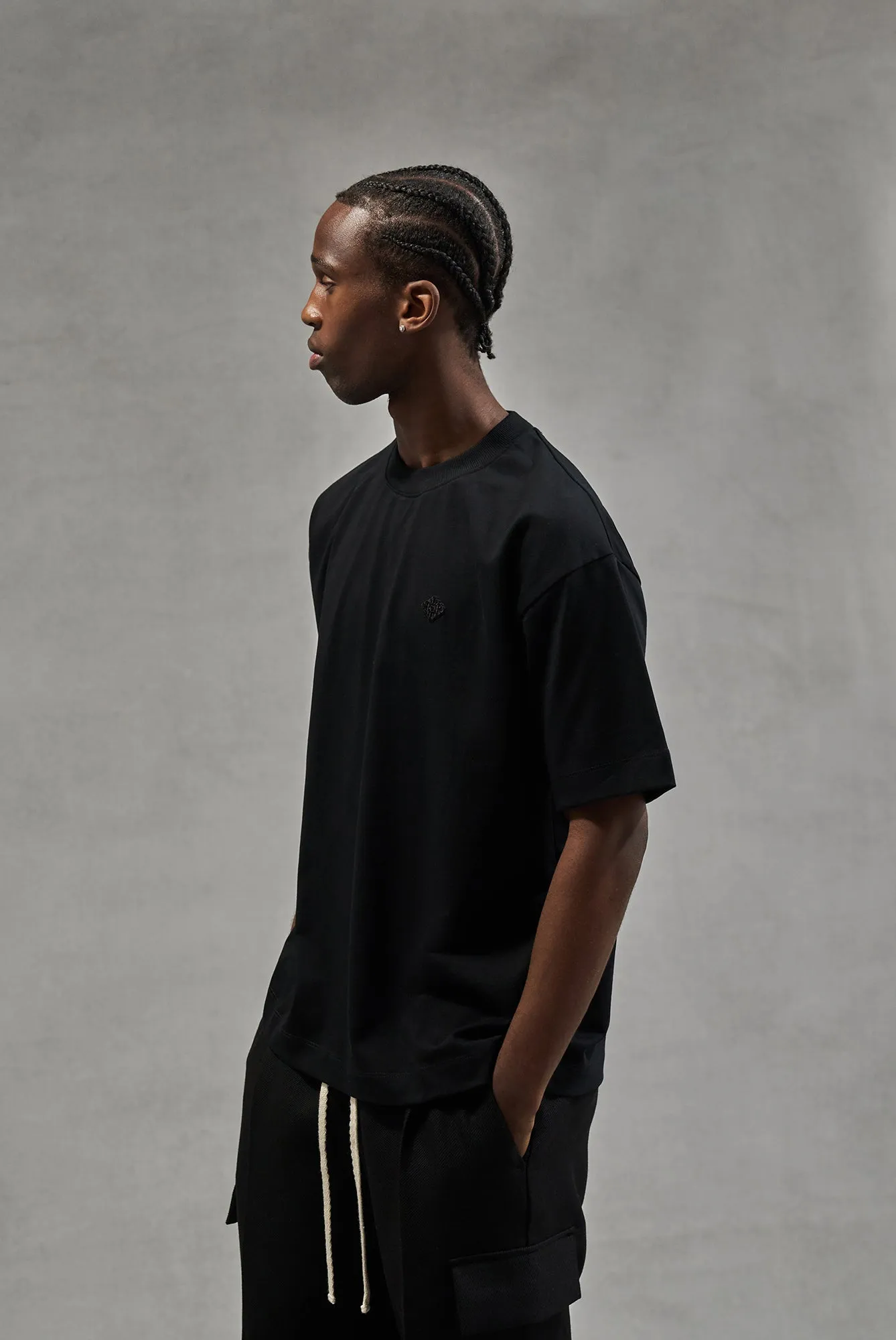 TONAL EMBLEM RELAXED T-SHIRT - BLACK